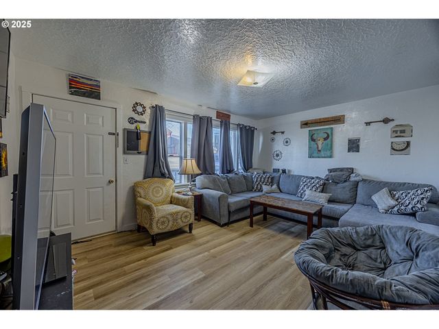 1860 MEADE St, North Bend, OR 97459