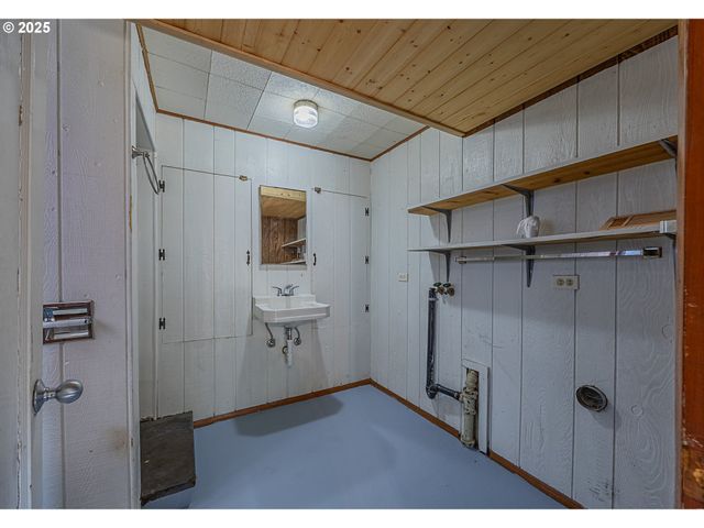 1860 MEADE St, North Bend, OR 97459