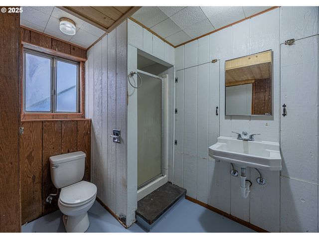 1860 MEADE St, North Bend, OR 97459