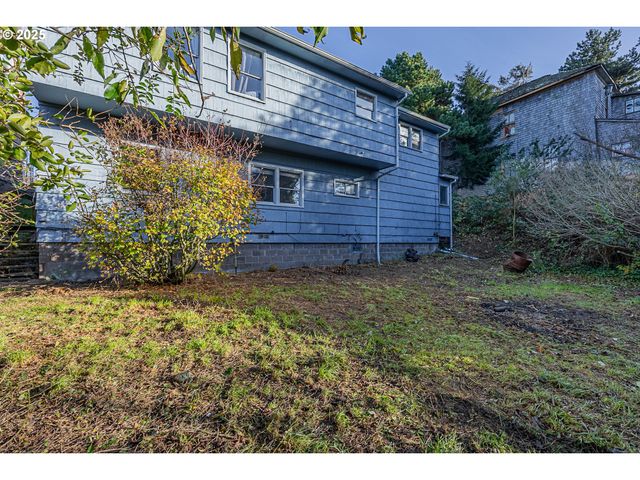 1860 MEADE St, North Bend, OR 97459