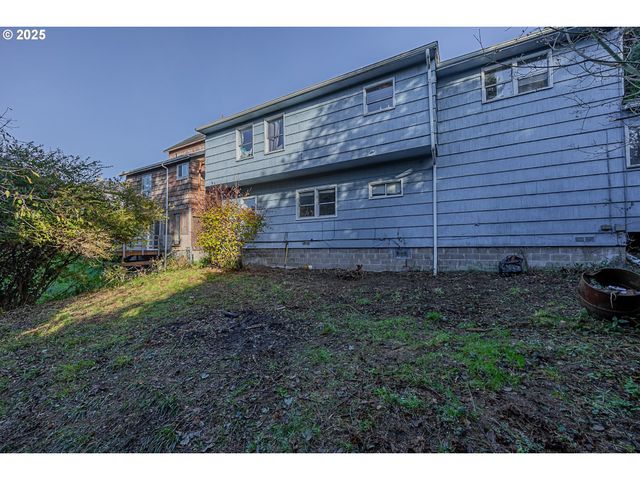 1860 MEADE St, North Bend, OR 97459