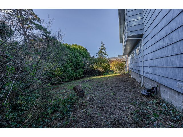 1860 MEADE St, North Bend, OR 97459