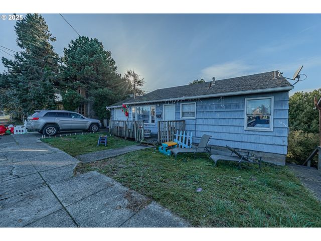 1860 MEADE St, North Bend, OR 97459