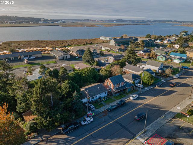 1860 MEADE St, North Bend, OR 97459