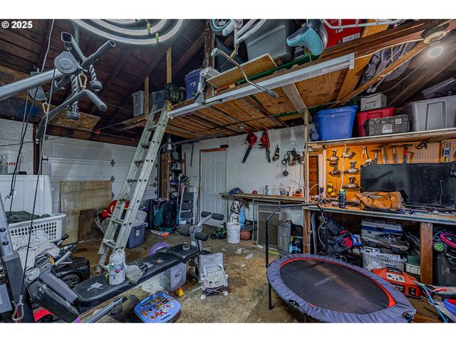 1860 MEADE St, North Bend, OR 97459