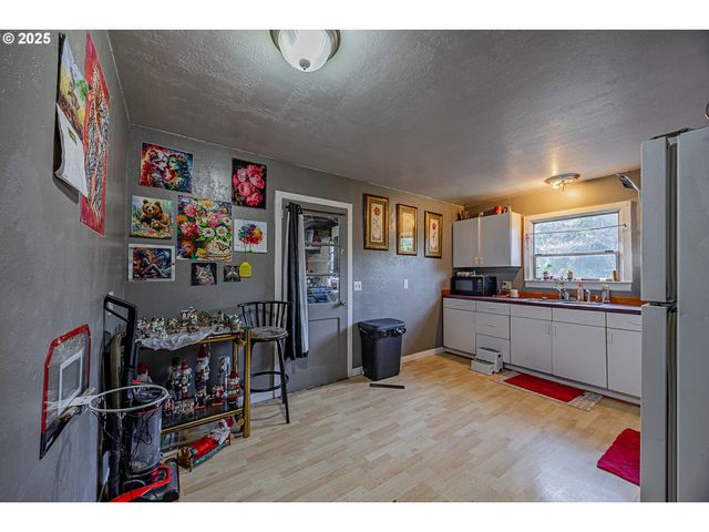 1860 MEADE St, North Bend, OR 97459