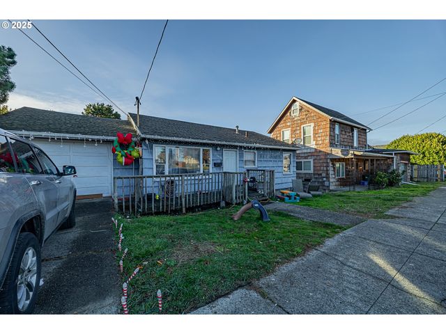 1860 MEADE St, North Bend, OR 97459