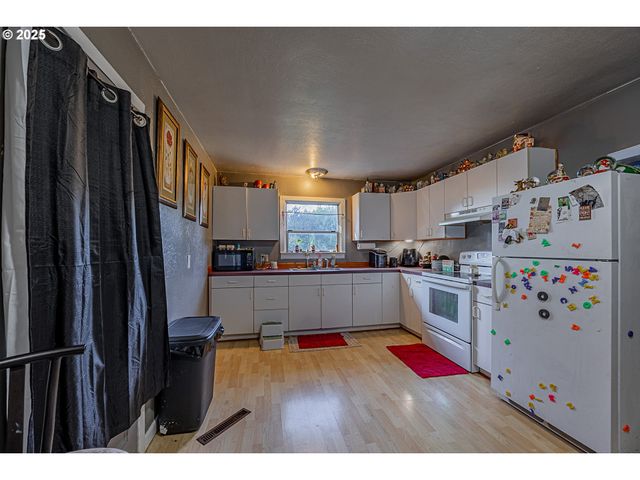 1860 MEADE St, North Bend, OR 97459