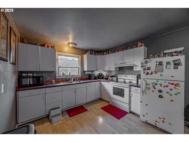 1860 MEADE St, North Bend, OR 97459