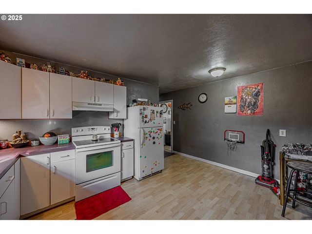 1860 MEADE St, North Bend, OR 97459