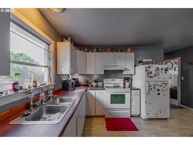 1860 MEADE St, North Bend, OR 97459