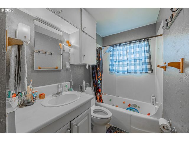 1860 MEADE St, North Bend, OR 97459