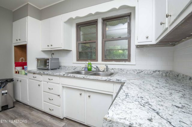 325 W Hills Drive, Lenoir City, TN 37771