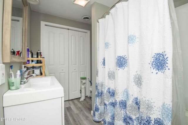325 W Hills Drive, Lenoir City, TN 37771