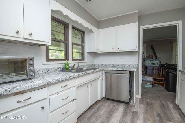 325 W Hills Drive, Lenoir City, TN 37771