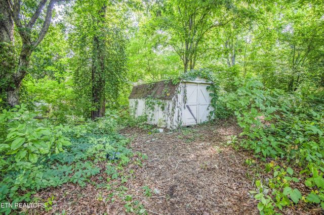 325 W Hills Drive, Lenoir City, TN 37771