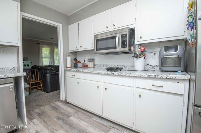 325 W Hills Drive, Lenoir City, TN 37771