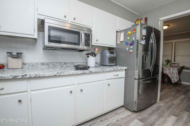 325 W Hills Drive, Lenoir City, TN 37771