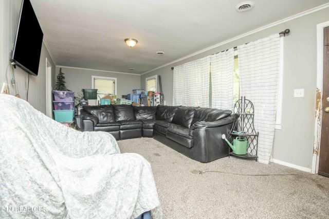 325 W Hills Drive, Lenoir City, TN 37771