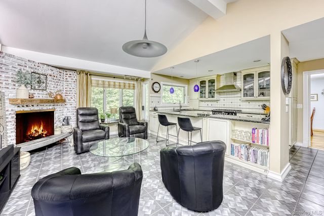 10 Longbow Road, Suffern, NY 10901