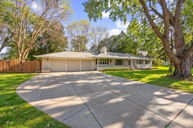 4828 Valley View Road, Edina, MN 55424