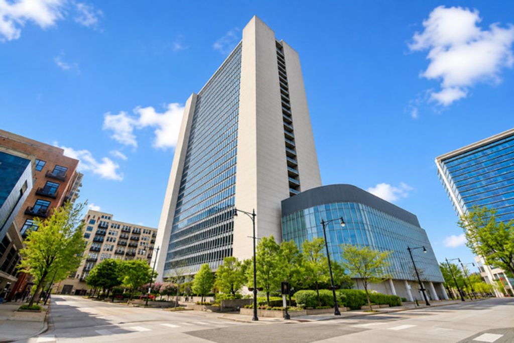 500 W SUPERIOR Street 604, Chicago, IL 60654