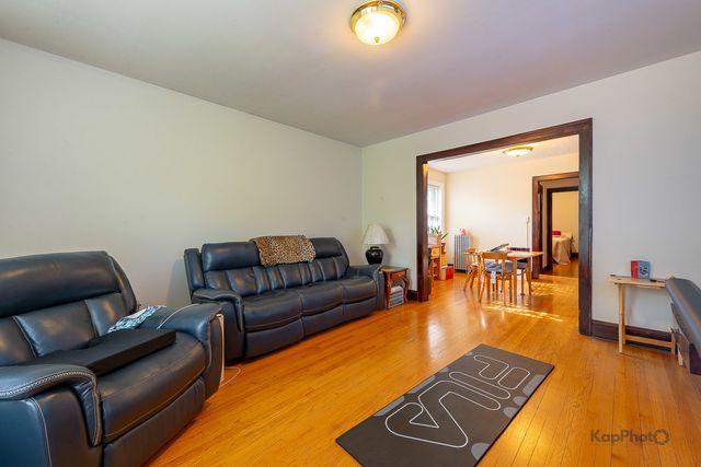 4860 W Byron Street, Chicago, IL 60641