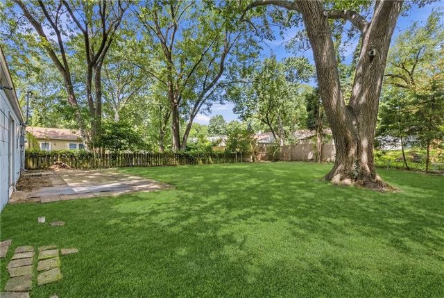 2320 W 76th Street, Prairie Village, KS 66208