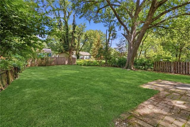 2320 W 76th Street, Prairie Village, KS 66208