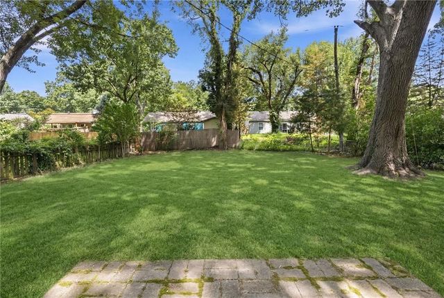 2320 W 76th Street, Prairie Village, KS 66208
