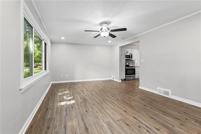 2320 W 76th Street, Prairie Village, KS 66208