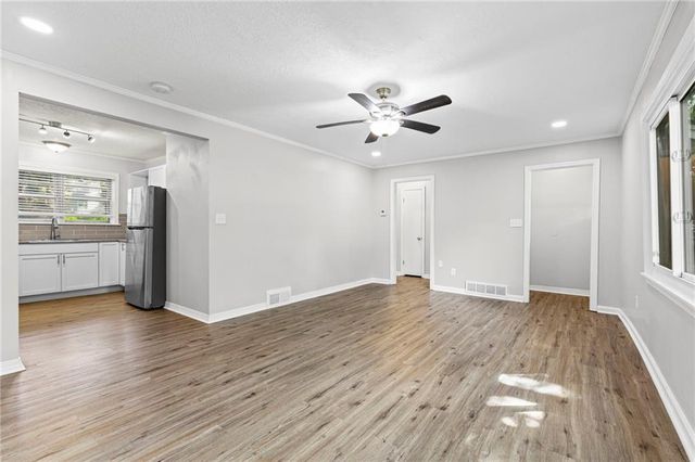 2320 W 76th Street, Prairie Village, KS 66208
