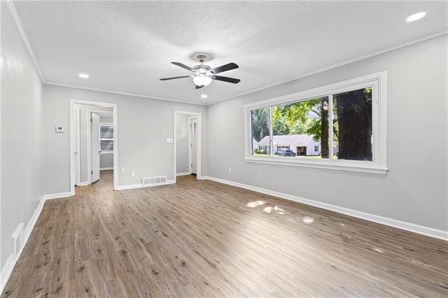 2320 W 76th Street, Prairie Village, KS 66208