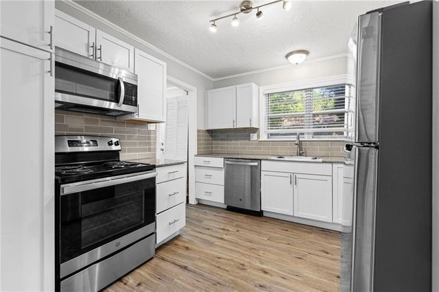 2320 W 76th Street, Prairie Village, KS 66208