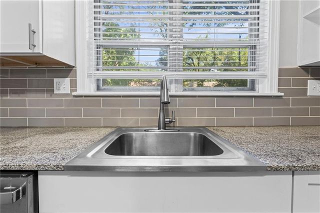 2320 W 76th Street, Prairie Village, KS 66208
