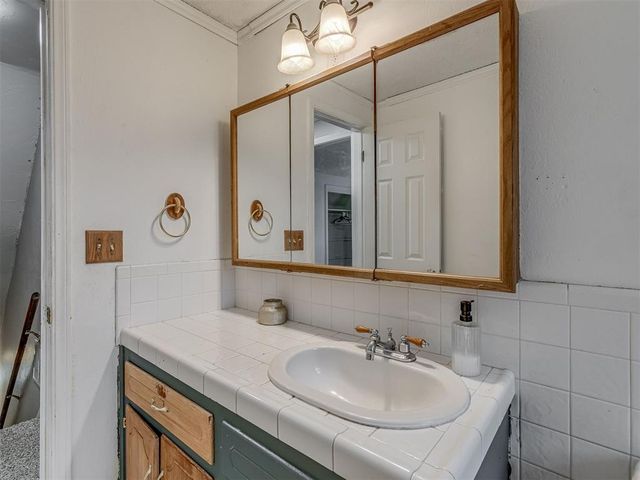 1013 NW 6th Street, Moore, OK 73160