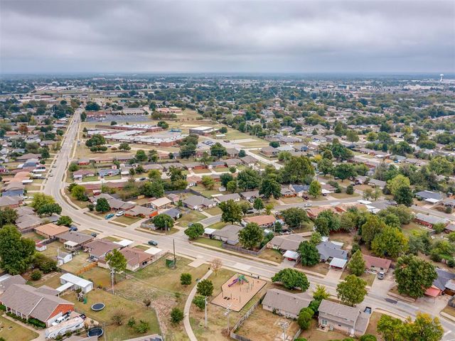 1013 NW 6th Street, Moore, OK 73160