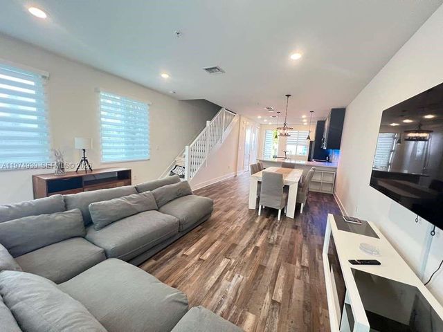 10229 NW 64th Ter 101, Doral, FL 33178