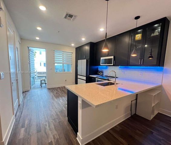 10229 NW 64th Ter 101, Doral, FL 33178