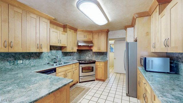 16 Deerfield Lane, Beachwood, OH 44122