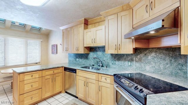 16 Deerfield Lane, Beachwood, OH 44122