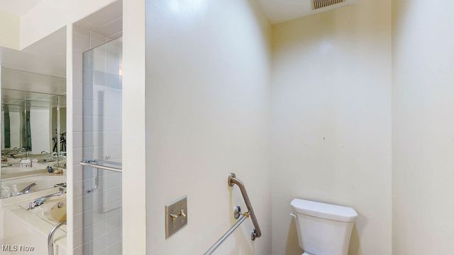 16 Deerfield Lane, Beachwood, OH 44122