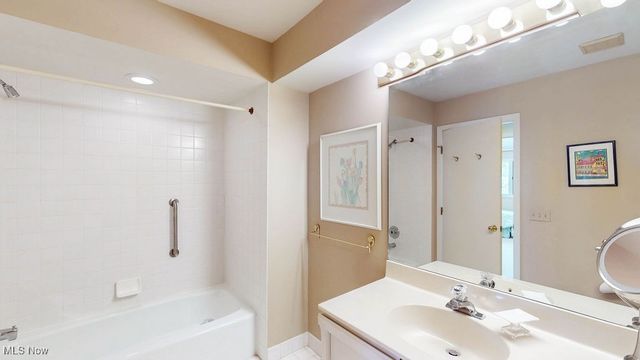 16 Deerfield Lane, Beachwood, OH 44122