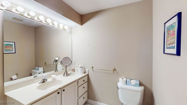 16 Deerfield Lane, Beachwood, OH 44122