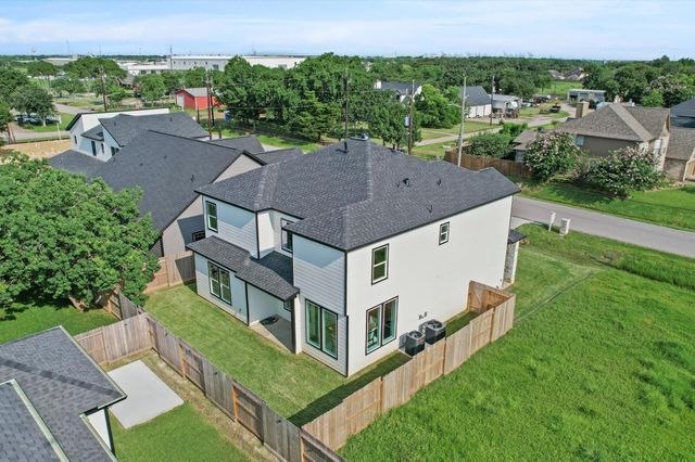 11625 N D Street, La Porte, TX 77571