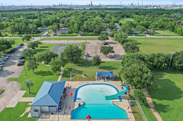 11625 N D Street, La Porte, TX 77571
