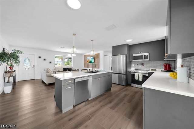 127 SE 43rd LN, Cape Coral, FL 33904