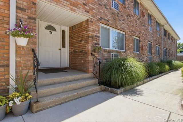 105 Prime Avenue B6, Huntington, NY 11743