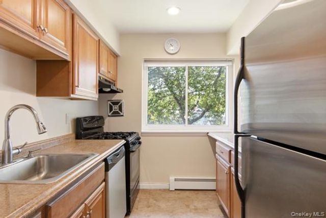 105 Prime Avenue B6, Huntington, NY 11743