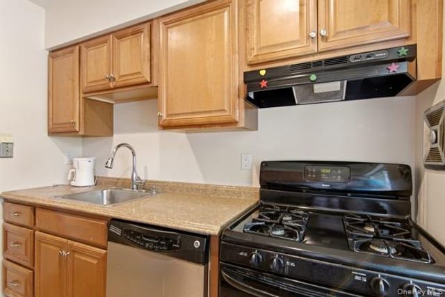105 Prime Avenue B6, Huntington, NY 11743